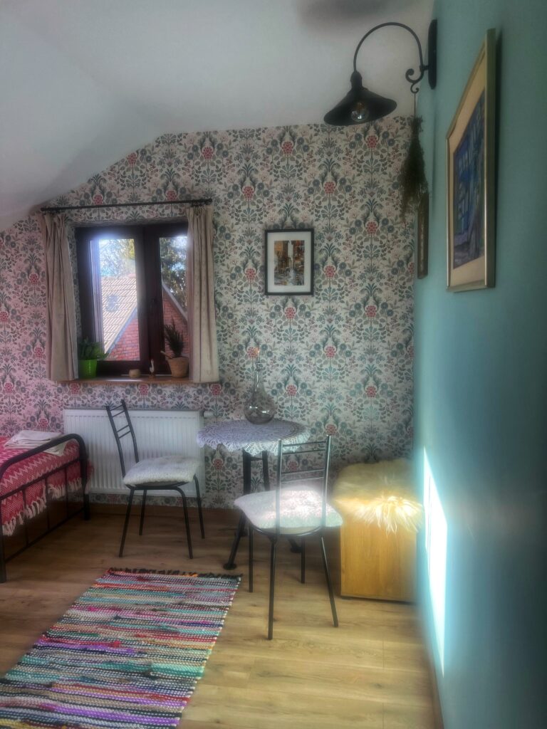 dwa-pojedyncze-łóżka-widok-na podwórze-agroturystyka-noclegi-na-wsi