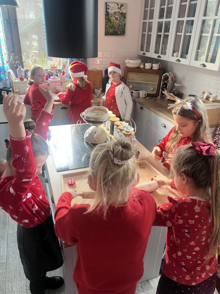mikołajki-dzieci-niespodzianka-czas-z-rodziną-pierniczki-mąka-zabawa