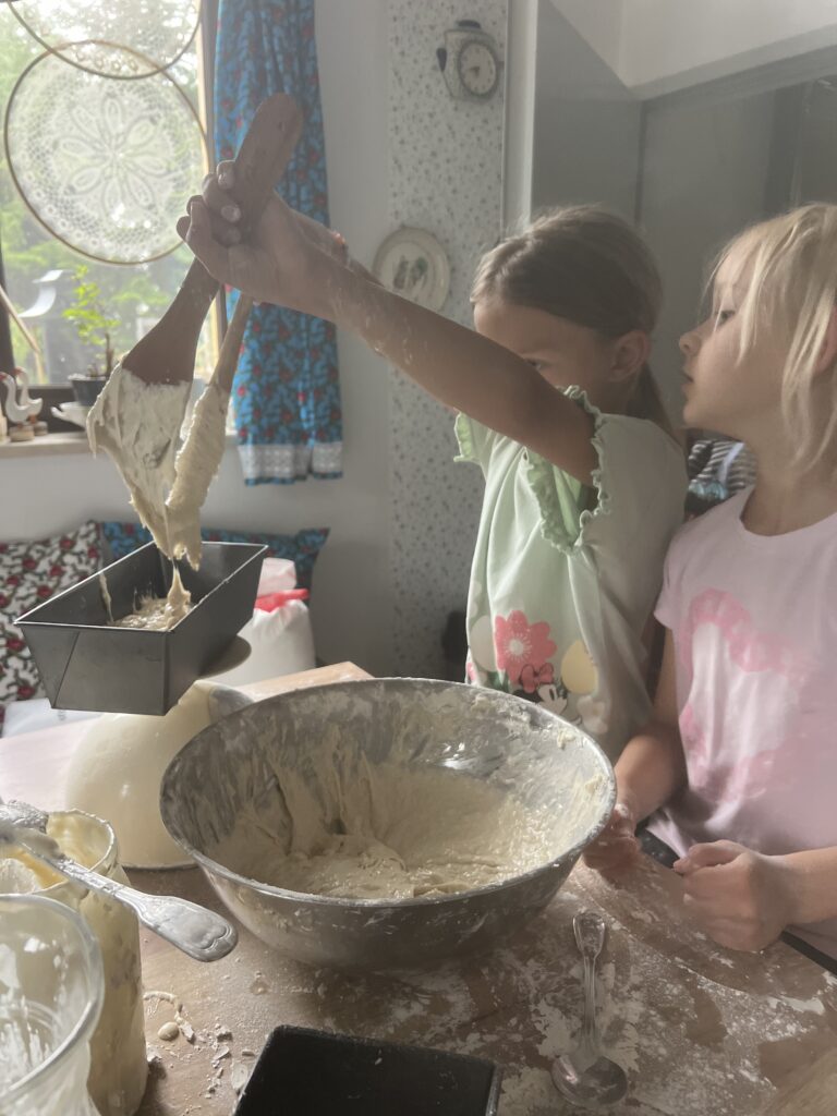 dzieci uwielbiają kuchenne zabawy, szczególnie te, które zostaja w pamieci